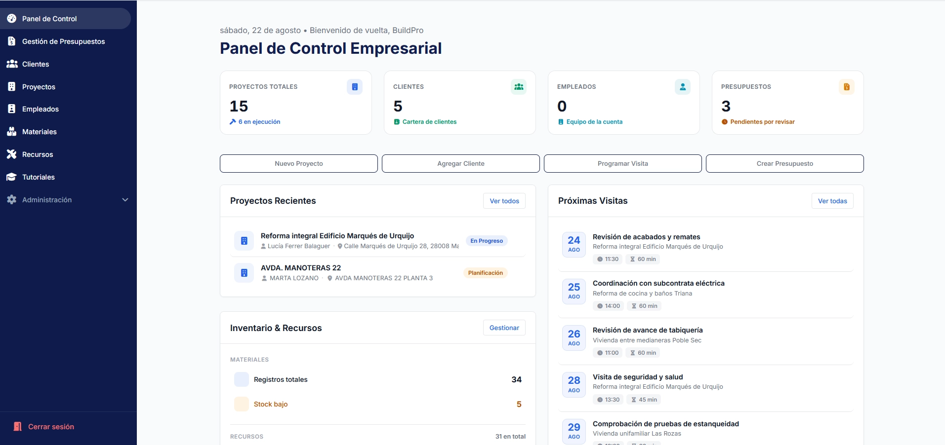 Panel de control de BuildPro: proyectos totales, clientes, empleados y presupuestos pendientes, con los proyectos recientes y las próximas visitas